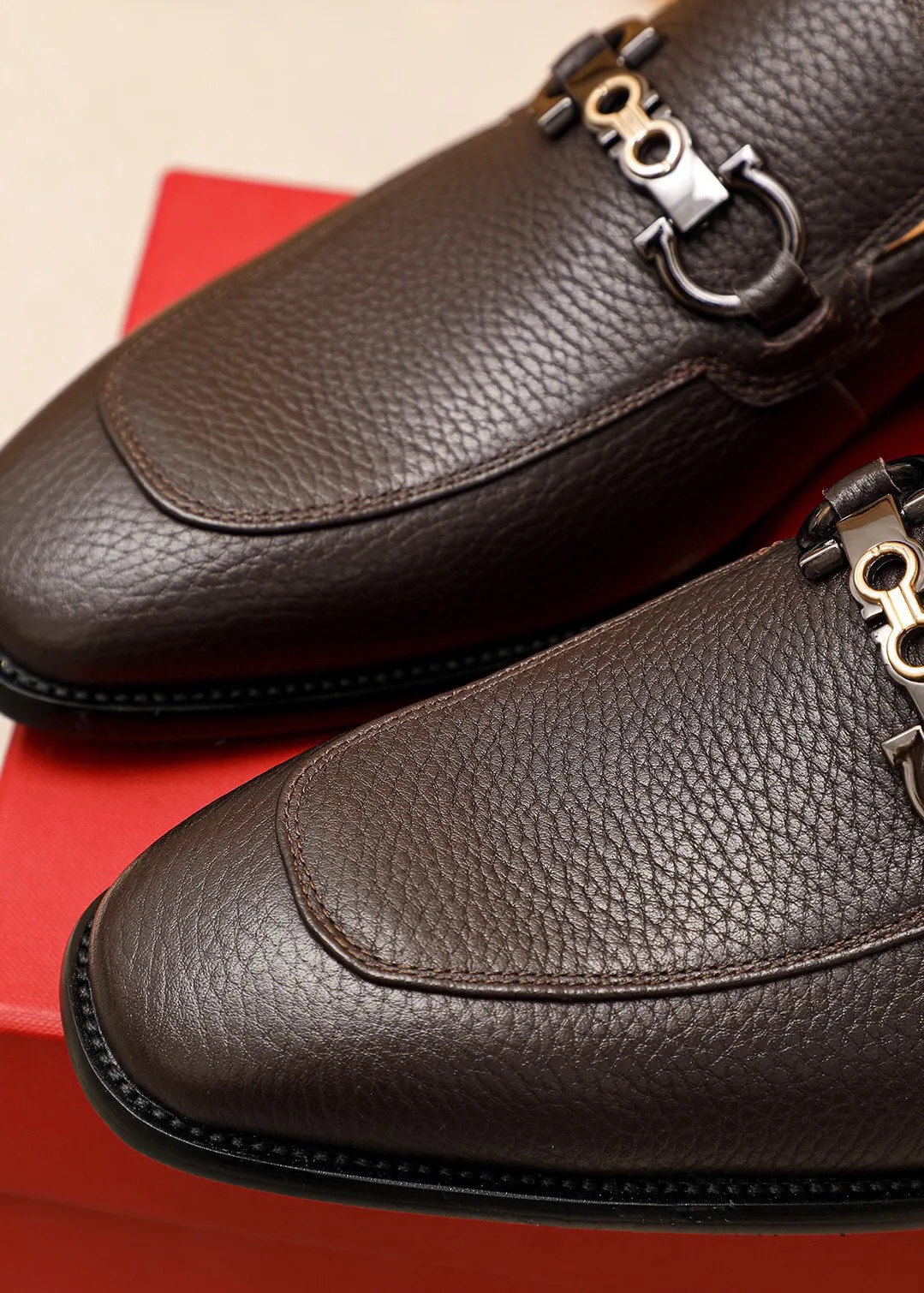 Men's shoes 💰460 💐 Product trademark: Ferragamo "Ferragamo" casual leather shoes Regular size: 38-44 (45🉑️customized) Product materials: Selected imported first-layer pebbled calfskin upper + luxury hardware buckle, imported water-dyed cow leather lining. Strong three-dimensional visual effect, original combination outsole Color: 2⃣️colors available